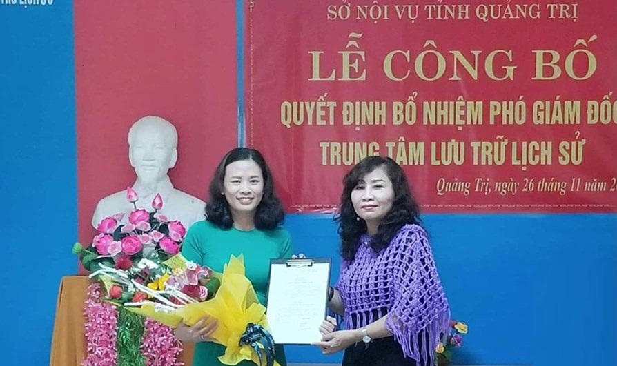Đ/c Bùi Thị Hồng Phương -Phó bí thư đảng uỷ; Phó Giám đốc Sở Nội vụ trao quyết định bổ nhiệm và tặng hoa chúc mừng