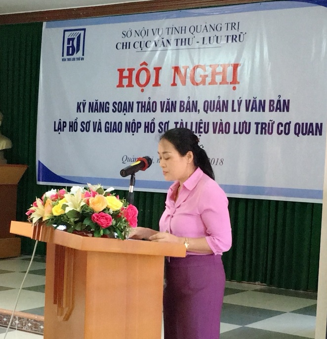 Bà Phan Thị Quyên, Chi cục trưởng Chi cục Văn thư - Lưu trữ (Sở Nội vụ) phát biểu khai mạc 