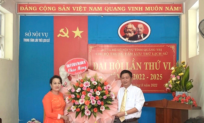 Đảng ủy Sở Nội vụ tỉnh Quảng Trị tặng hoa chúc mừng